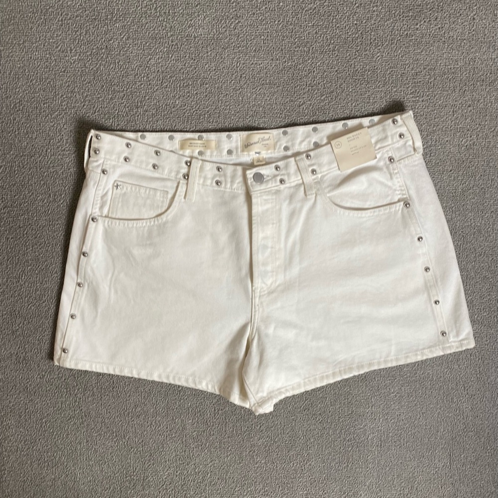 Universal Thread White Studded Women's 90’s Baggy Mid Rise Relaxed Denim Shorts